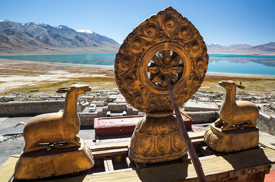 青藏铁路列车细节处藏风浓郁-西藏旅游预订门户网站