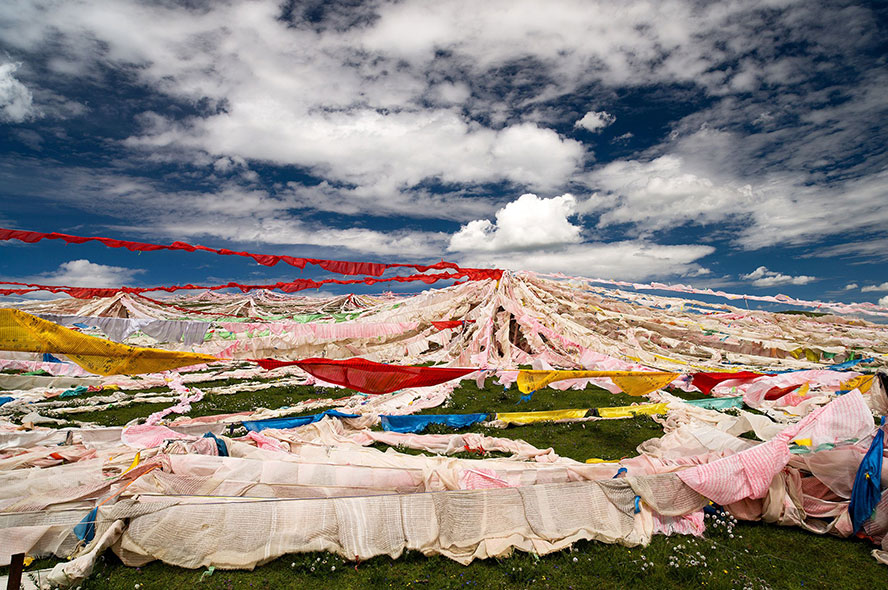 西藏雄伟美丽而充满传说的宁金抗沙峰